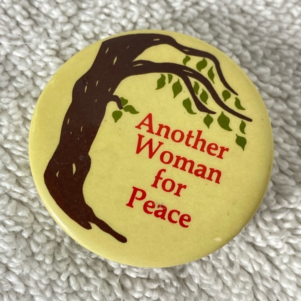 5/$35 Vintage Another Woman For Peace Pin Back Button Badge